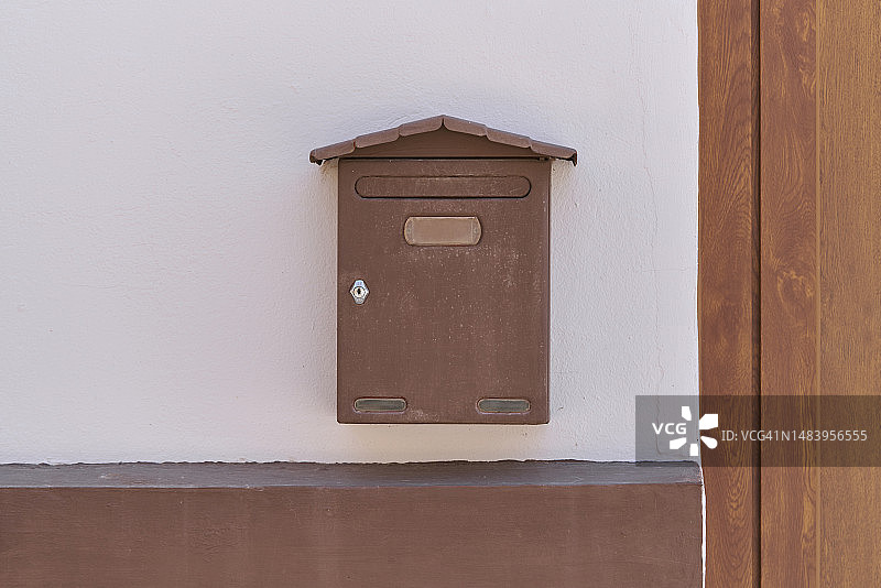 房子外墙上棕色邮箱特写图片素材