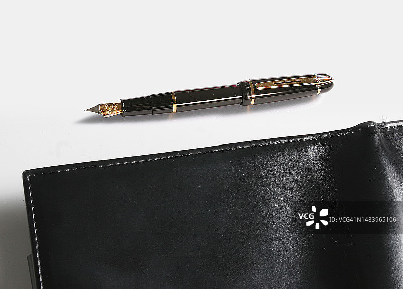 钢笔、日记本、皮革、书写工具、文具静物、顶角、无人图片素材