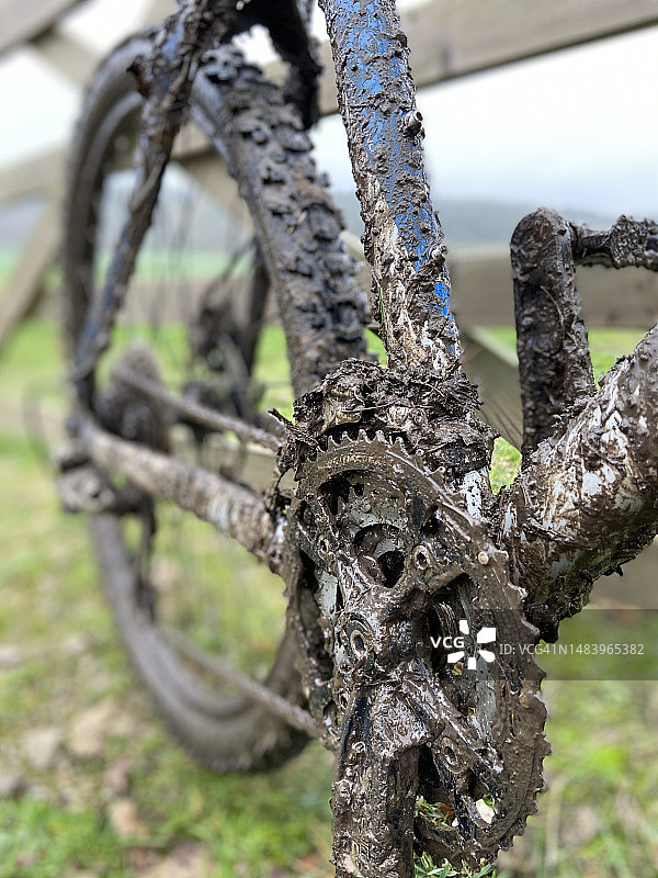 泥泞的齿轮图片素材