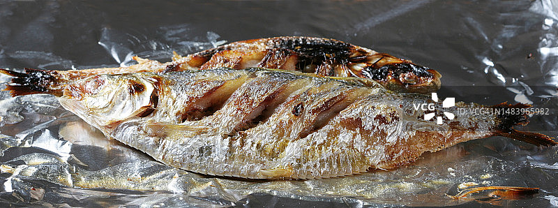 烤鱼，鳟鱼，锡箔纸，静物，无人图片素材