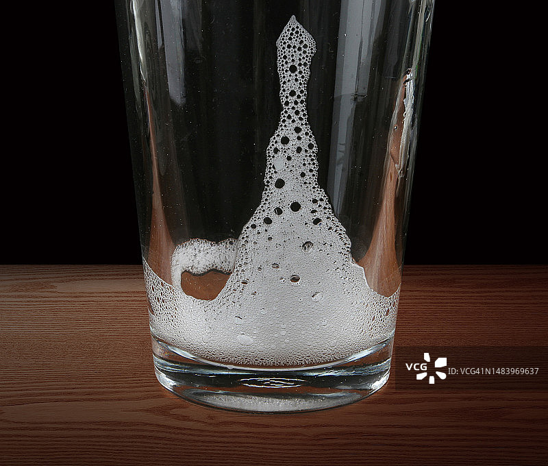 杯子、玻璃杯、泡沫、啤酒泡沫、痕迹、木桌静物图片素材