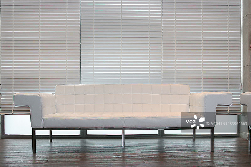 室内起居室百叶窗家具双人沙发白色静物图片素材