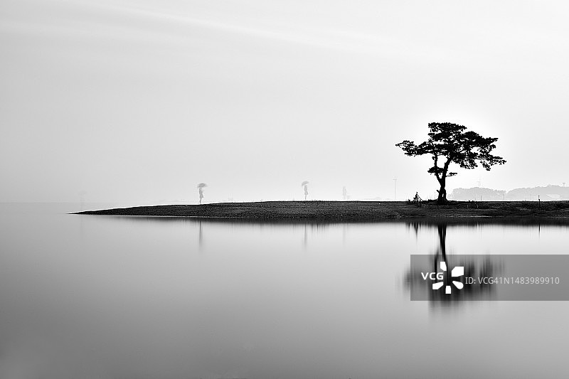 九峰岛海边松树倒影图片素材