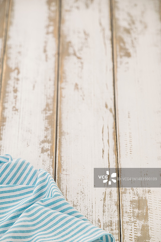 条纹餐巾在木地板上图片素材