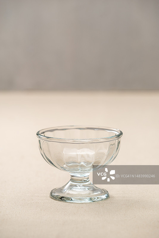 桌布上的玻璃杯图片素材