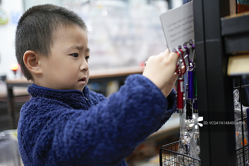 孩子们在玩具店里玩耍图片素材