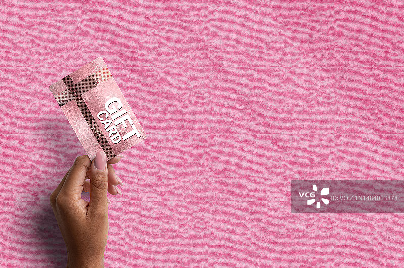 女人手持礼品卡图片素材