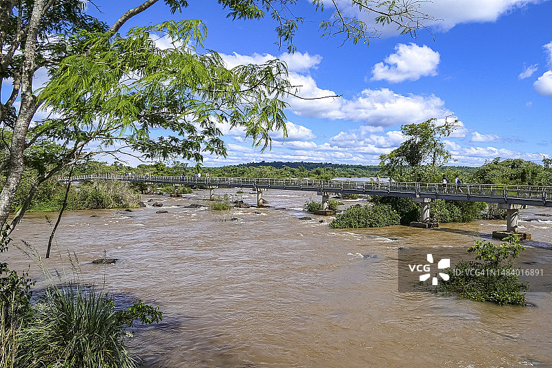 通往伊瓜苏河上的人行天桥，通往魔鬼咽喉，蓝天白云，阿根廷伊瓜苏瀑布图片素材