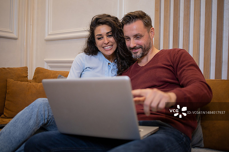 居家办公的情侣图片素材