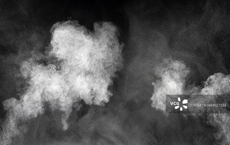 黑色背景上由灰尘和烟雾爆炸产生的冲击波图片素材