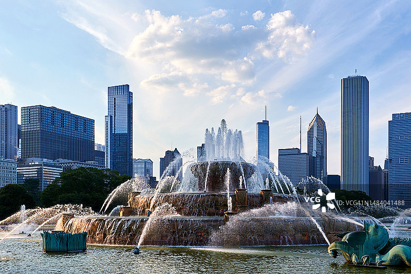 美国芝加哥白金汉喷泉与城市景观图片素材