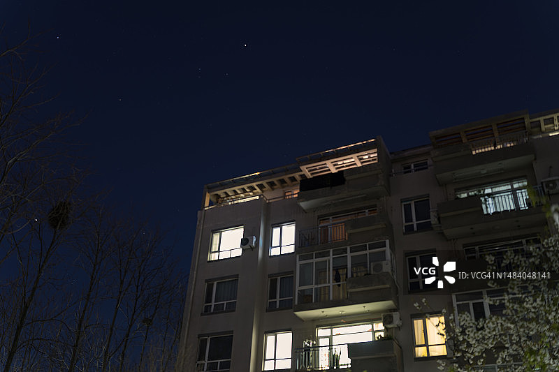 夜晚住宅区上空的点点繁星图片素材