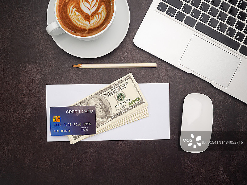 桌面上笔记本电脑旁的信用卡模型俯视图图片素材