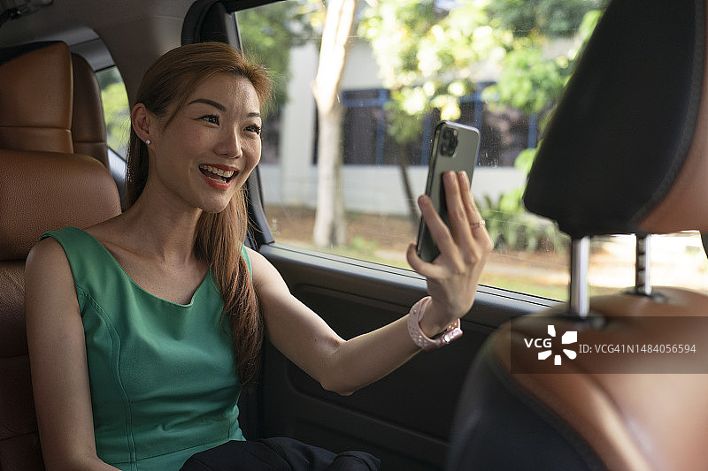 在Uber车内进行视频通话的亚洲女性图片素材
