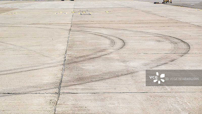 水泥地面上的轮胎痕迹图片素材