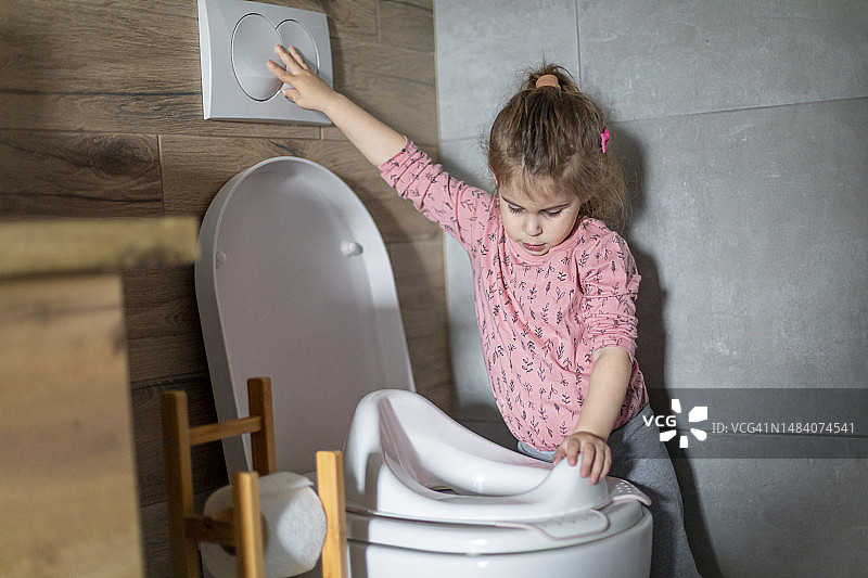 好女孩使用大女孩便盆图片素材