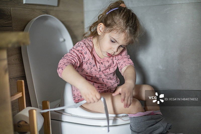 好女孩使用大女孩便盆图片素材