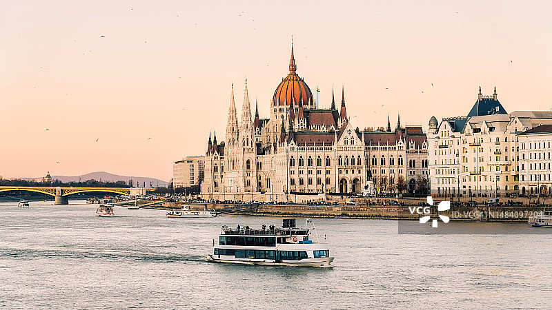 匈牙利布达佩斯城市暮光全景多瑙河议会大厦图片素材