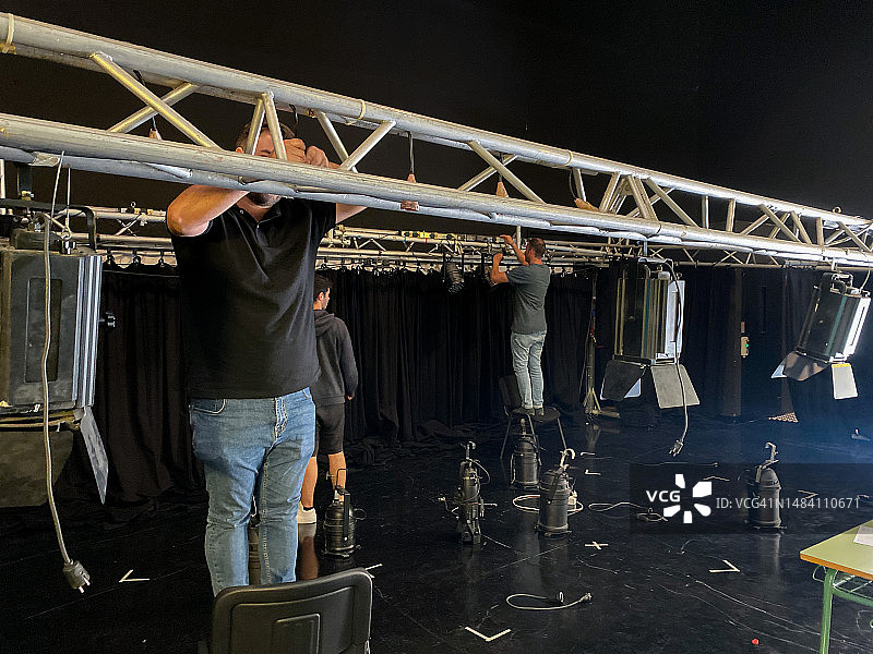 照明技术团队在舞台上安装聚光灯图片素材