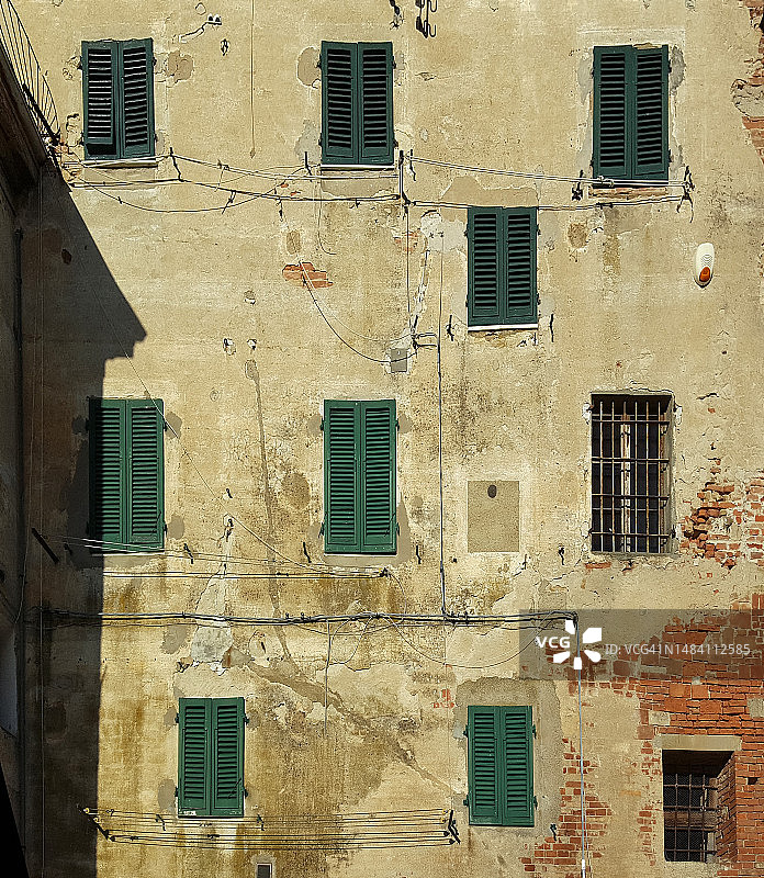 意大利比萨老旧住宅建筑损毁立面图片素材