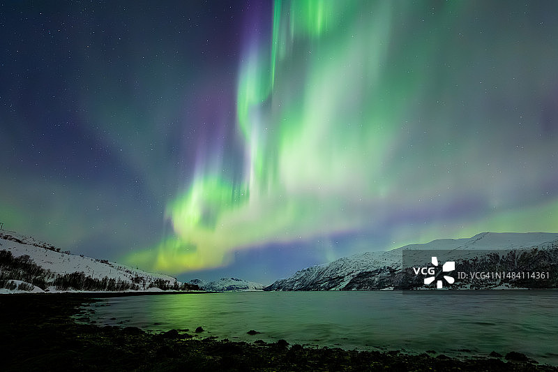挪威海岸上空令人难以置信的北极光活动图片素材