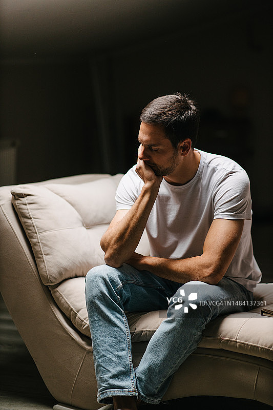 情绪低落的年轻人图片素材