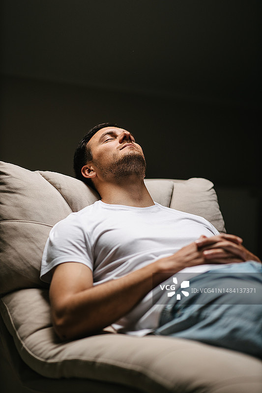 男人躺在精神科检查床上图片素材