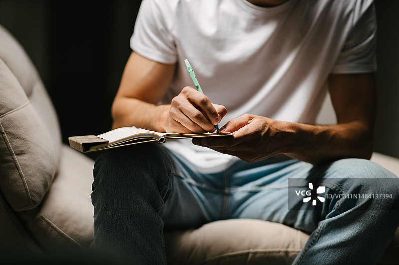 在日记中书写笔记图片素材