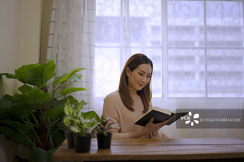 女人在家读书写作图片素材