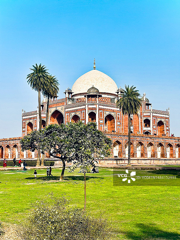 德里胡马雍陵和野餐的人群图片素材