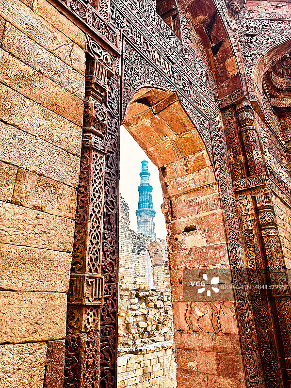 冬日背景下的顾特卜塔和前景中雕刻的墙壁书法图片素材