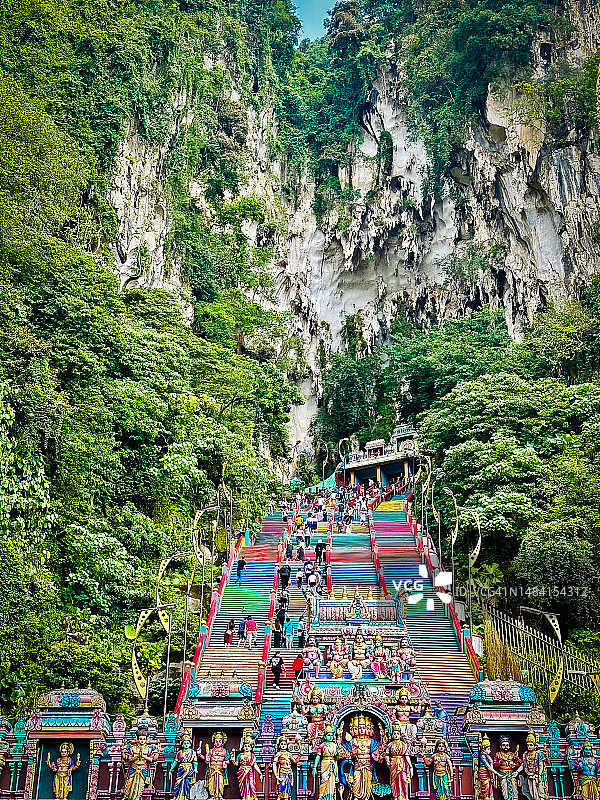 吉隆坡黑风洞，晴朗的夏日，朝圣者在台阶上图片素材