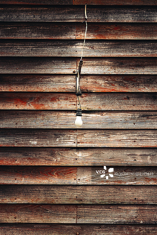 传统日式木墙与悬挂灯泡图片素材