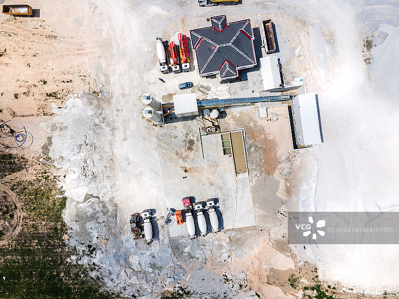 水泥生产厂装货区的卡车工业区俯视图图片素材