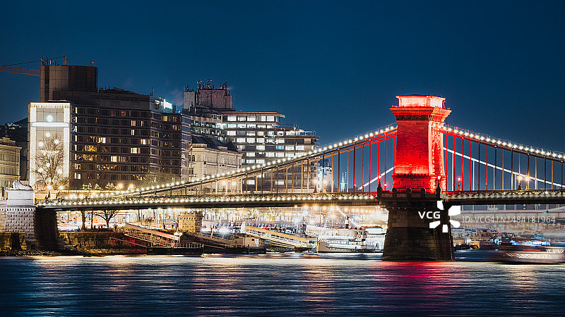 匈牙利布达佩斯塞切尼链桥夜景图片素材