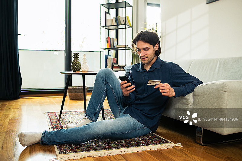 男人在家网上购物图片素材