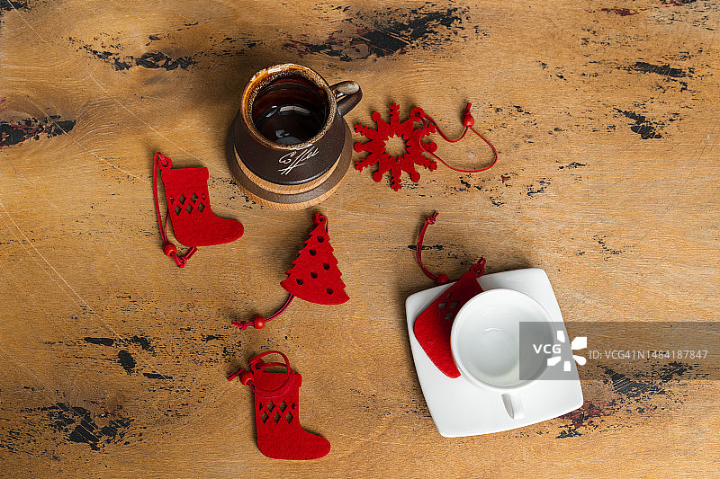 木桌上的咖啡和茶杯与圣诞装饰品，扁平视角图片素材
