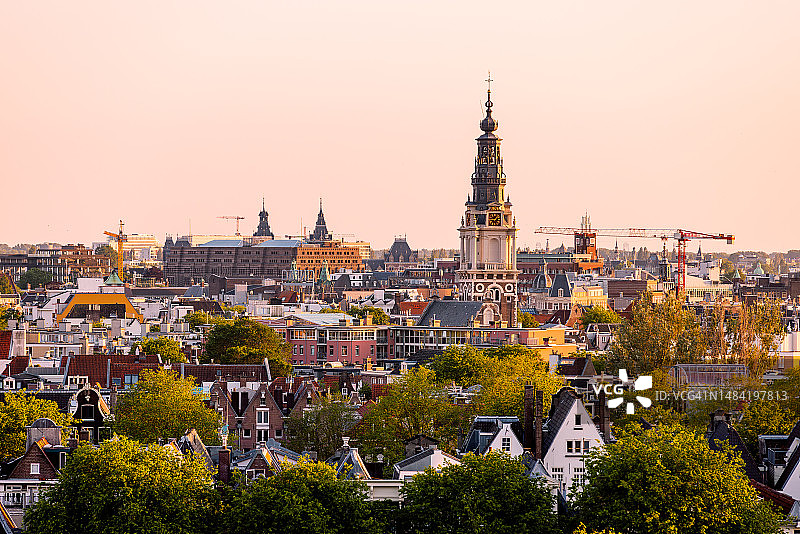 晴朗夏日下的阿姆斯特丹城市天际线图片素材