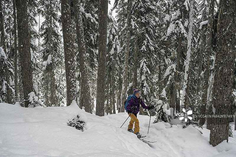 女子在偏远地区单板滑雪图片素材