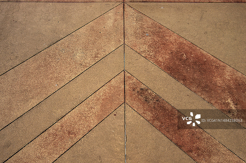 磨损混凝土人行道上的箭头设计图片素材