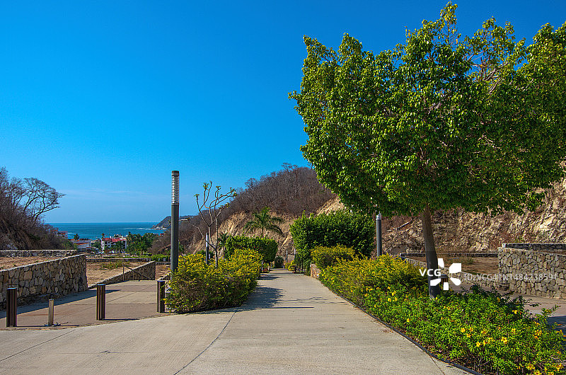 Huatulco旅游步行机/La Crucecita旅游走廊-Huatulco湾的圣克鲁斯图片素材