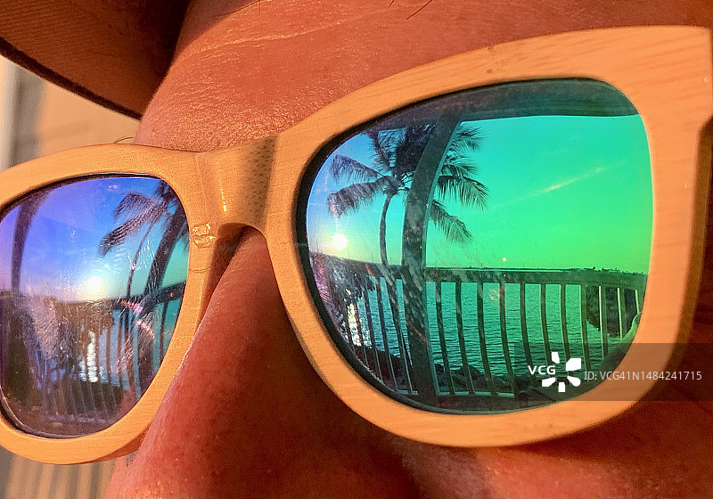 太阳镜中棕榈树的倒影图片素材