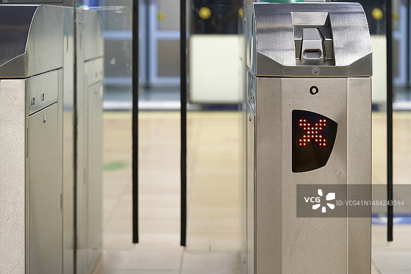 地铁入口的金属旋转栅门，带红色叉号标志图片素材