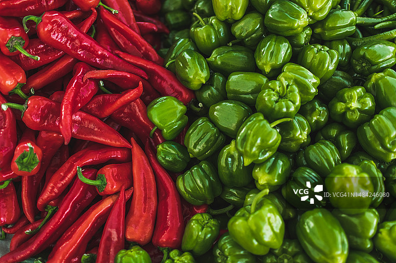 农贸市场上的新鲜有机红色卡皮椒和绿色甜椒图片素材