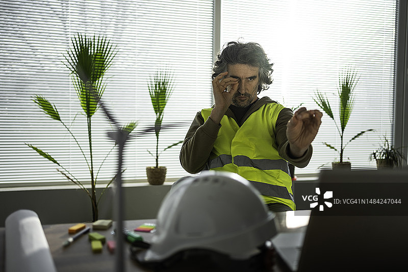 在办公室工作的风能工程师图片素材