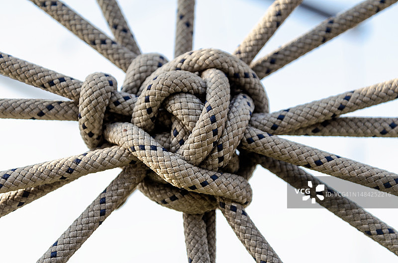 蓝天下的大量绳索和绳结图片素材
