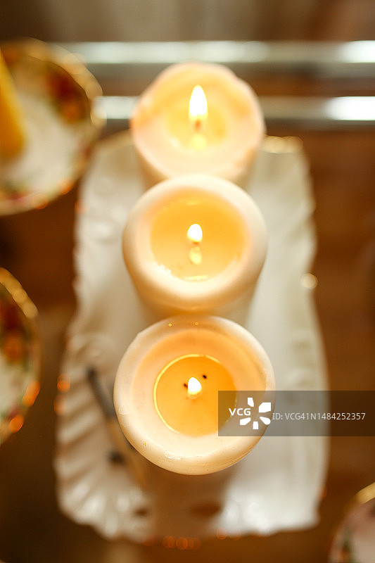 莫斯科桌子上点燃的蜡烛高角度视图图片素材