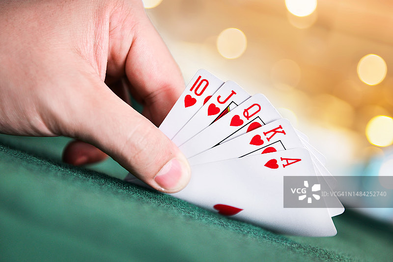 拿着纸牌的半截手图片素材