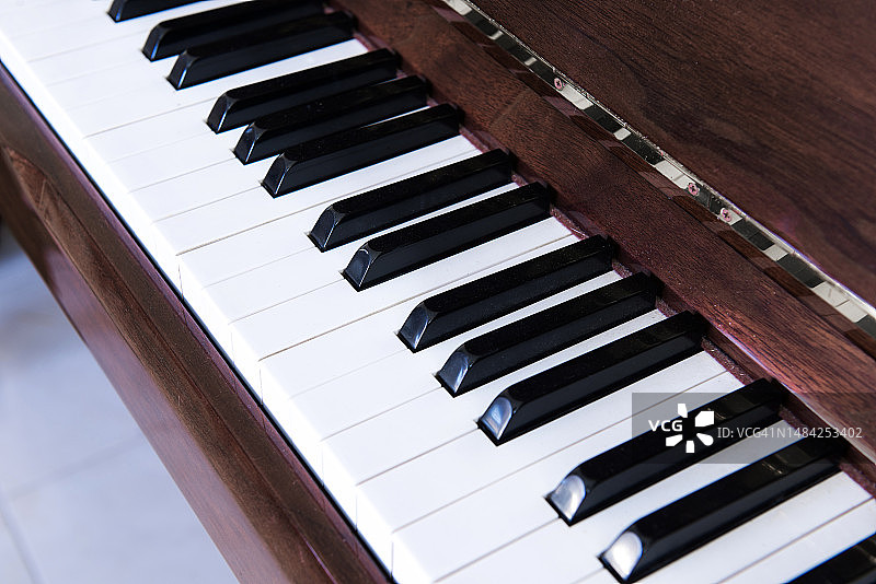 钢琴琴键的高角度视图图片素材