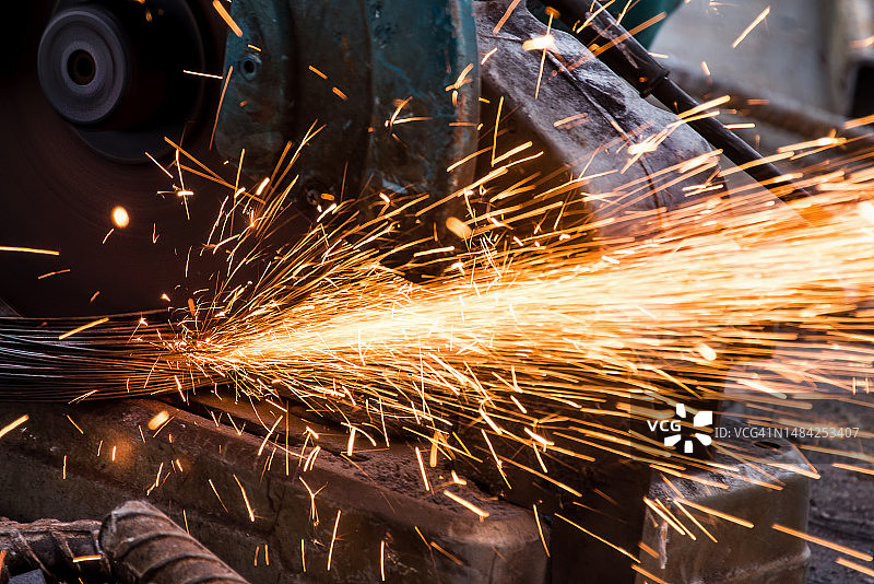 金属切割机工作时的火花图片素材